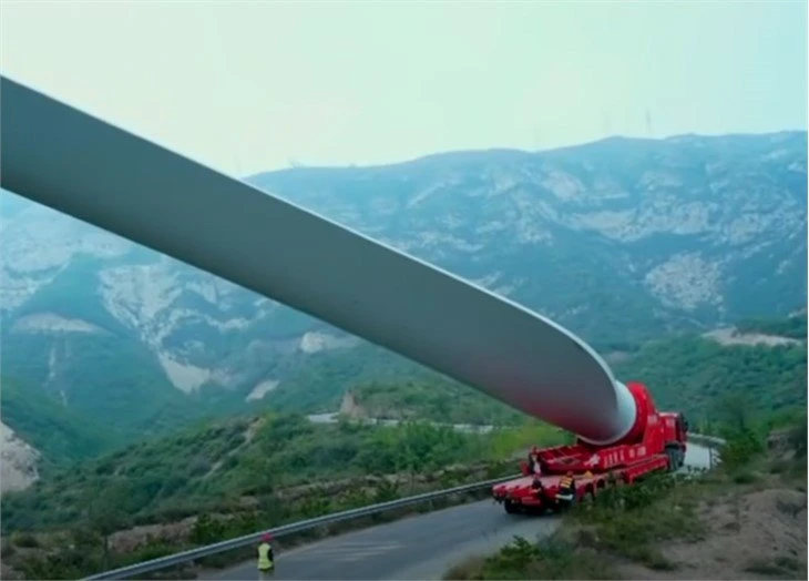 Wind-Turbine-Blade Transport-Trailer-in-action873261